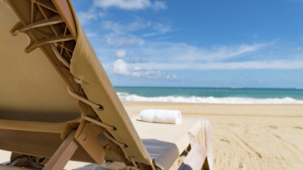 Plage à proximité, chaise longue, parasol, serviettes de plage