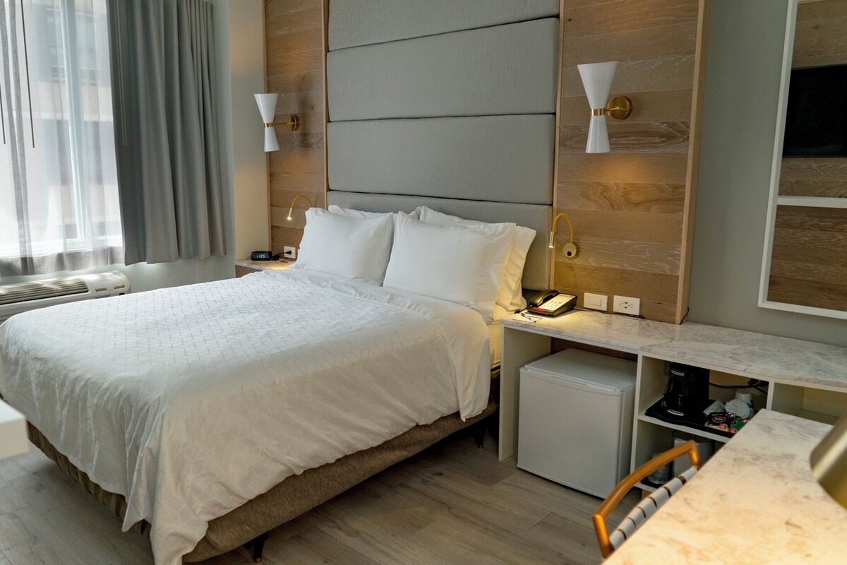 Standard Room, 1 Queen Bed