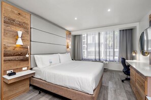 Standardværelse - 1 kingsize-seng | Pengeskab på værelset, skrivebord, arbejdsområde til bærbare computere