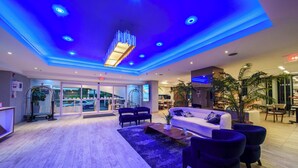 A lobby with a reception desk, seating area, and a view of the outside. - Holiday Inn Express San Juan Condado by IHG (San Juan)