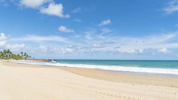 In Strandnähe, Liegestühle, Sonnenschirme, Strandtücher