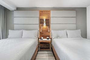 In-room safe, desk, laptop workspace, blackout drapes - Holiday Inn Express San Juan Condado by IHG (San Juan)