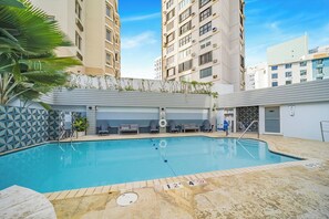 屋外プール、営業時間 8:00 ～ 23:00、サンラウンジャー