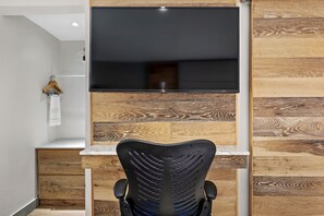 1 habitación, caja de seguridad en la habitación y escritorio 