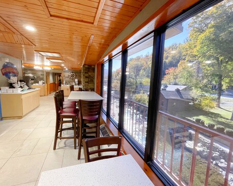Baymont by Wyndham Gatlinburg On The River - Image 23