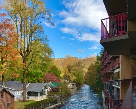 Baymont by Wyndham Gatlinburg On The River - Image 28