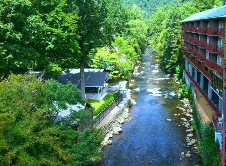 Baymont by Wyndham Gatlinburg On The River - Image 35