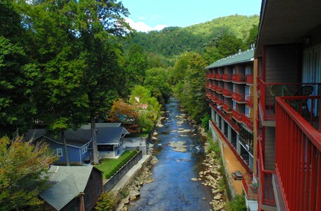 Baymont by Wyndham Gatlinburg On The River - Image 18