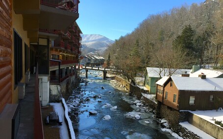 Baymont by Wyndham Gatlinburg On The River - Image 44