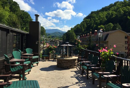 Baymont by Wyndham Gatlinburg On The River - Image 20