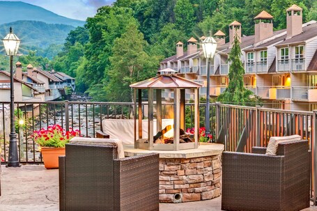 Baymont by Wyndham Gatlinburg On The River - Image 2