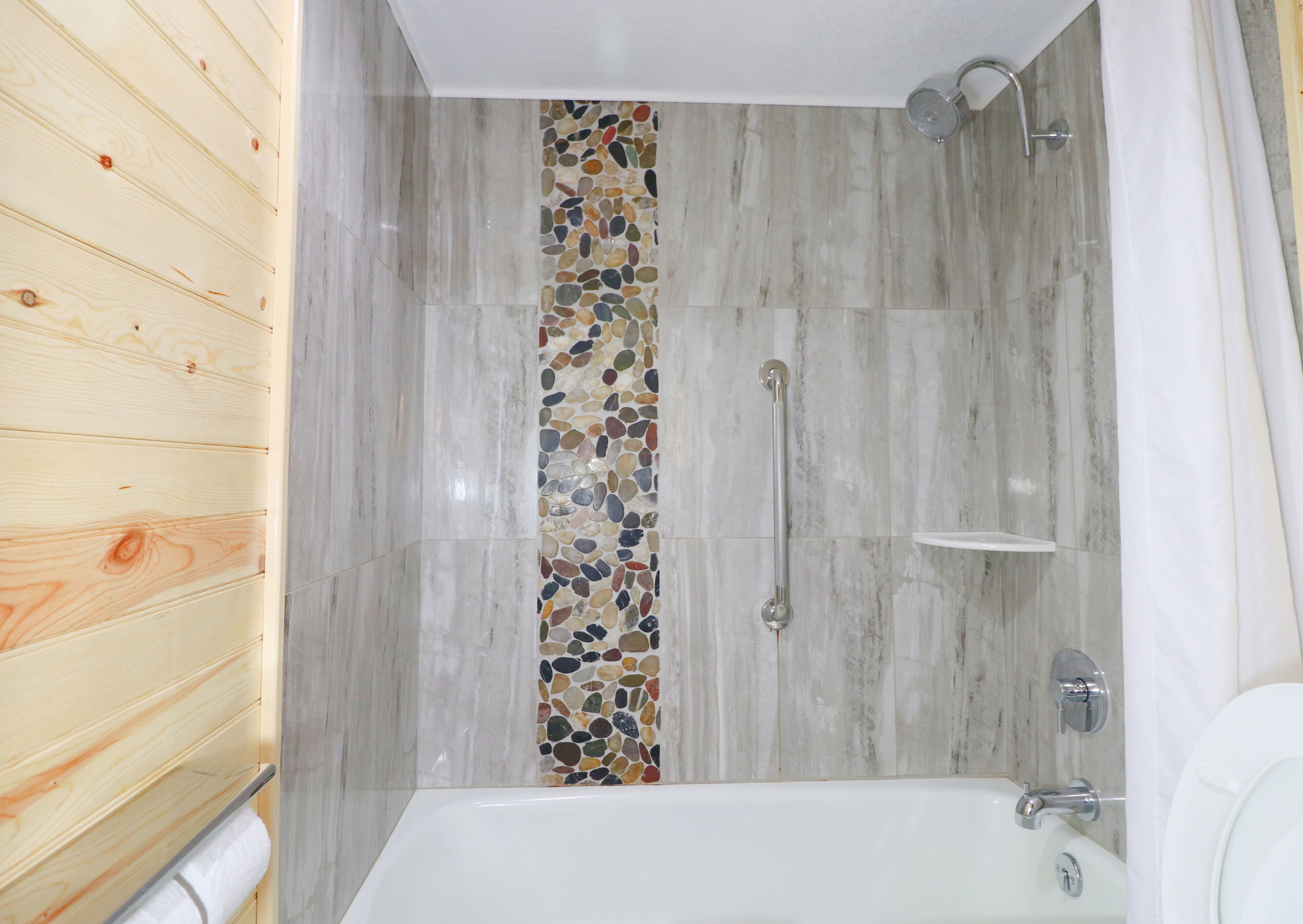 combined shower/bathtub, hair dryer, towels