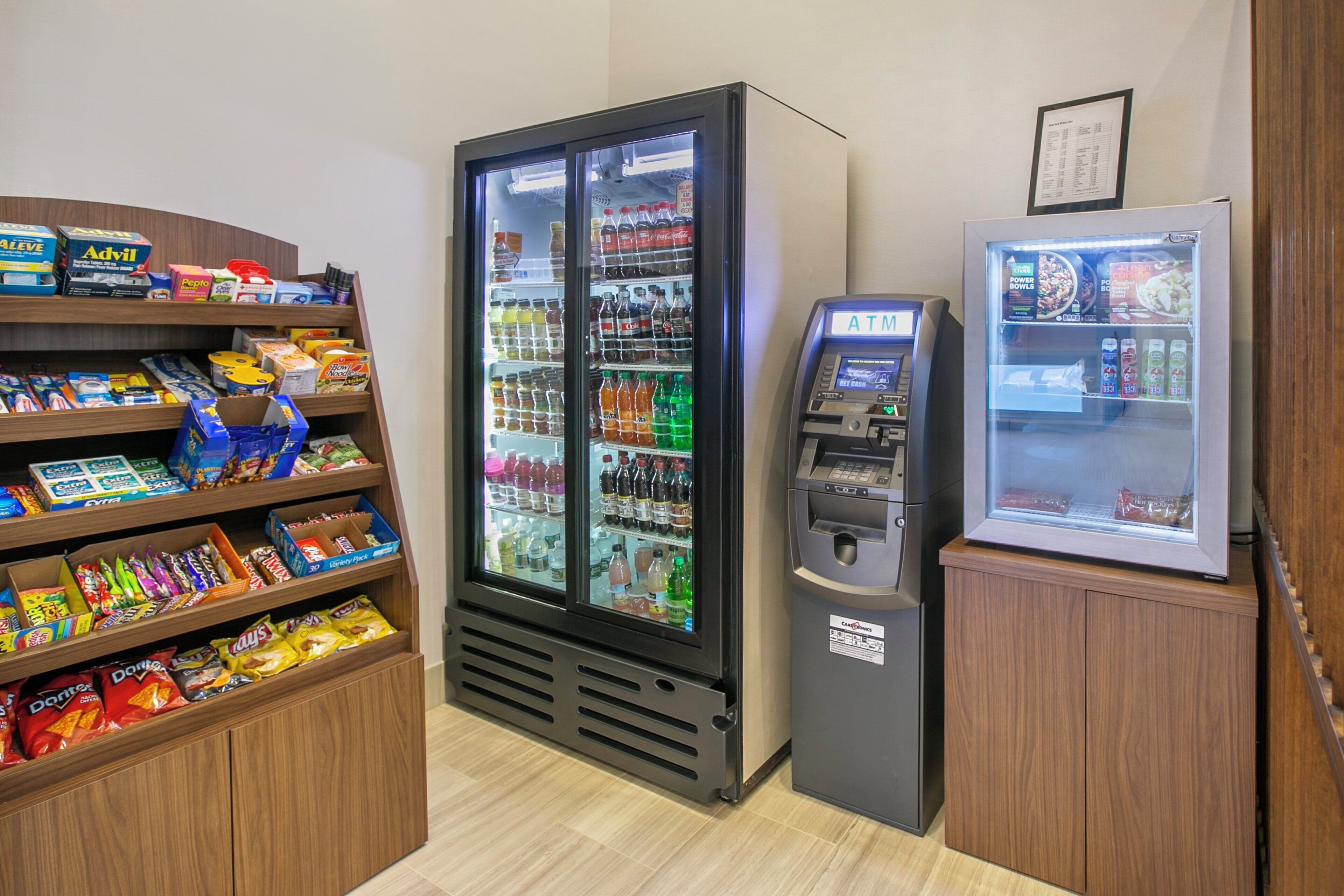 Un espace équipé de distributeurs automatiques proposant des collations et des boissons.