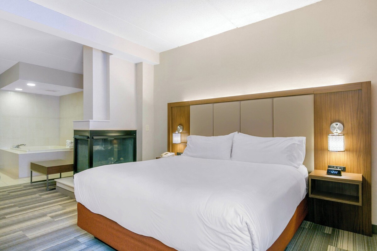 Suite, 1 King Bed, Jetted Tub | In-room safe, desk, soundproofing, iron/ironing board