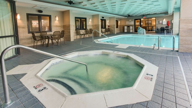 Zona de hidromasaje con piscina, asientos y bar.