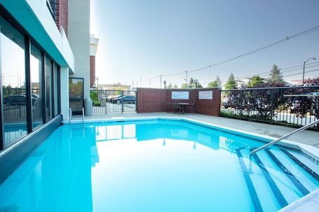 Una piscina techada, una piscina al aire libre