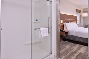 Premium bedding, pillow-top beds, in-room safe, individually decorated - Holiday Inn Express New Orleans - Arts District by IHG (New Orleans)