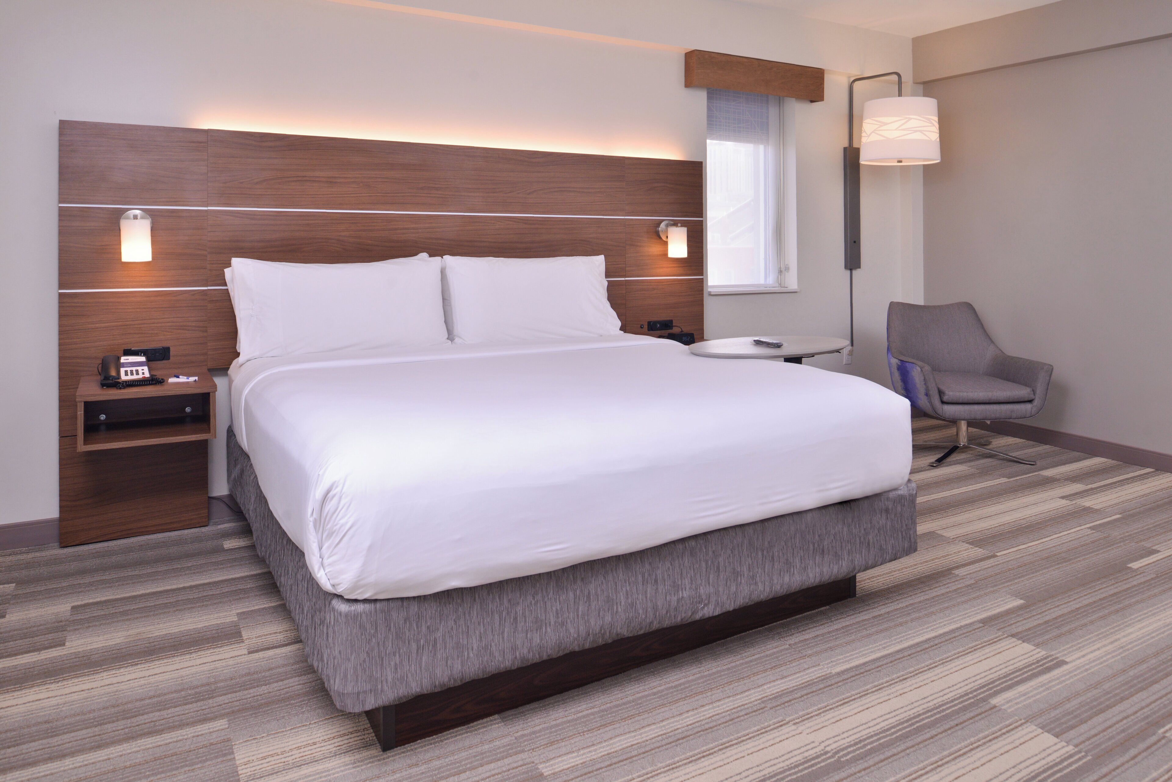 Habitación estándar, 1 cama de matrimonio grande (Mobility, Roll-In Shower) | Ropa de cama de alta calidad y colchones con acolchado adicional