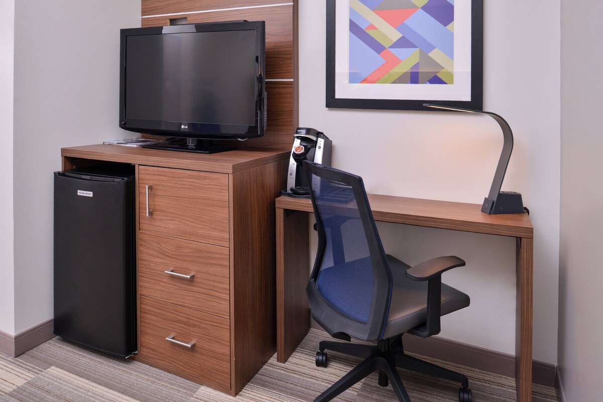 Premium bedding, pillowtop beds, in-room safe, desk
