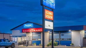 A Travelodge by Wyndham hotel with a restaurant and a liquor store.