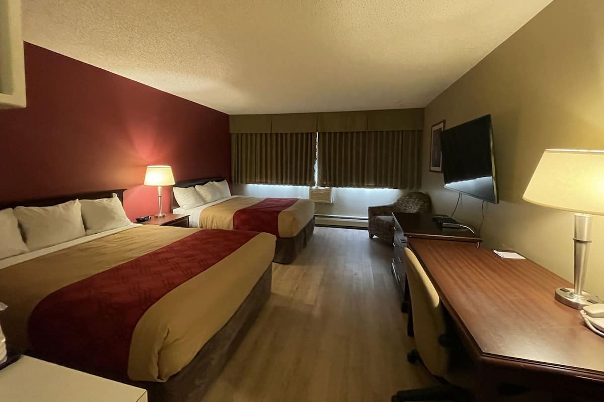 办公桌、笔记本电脑工作区、遮光窗帘、熨斗/熨板