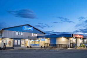 Front of property – evening/night - Travelodge by Wyndham Fort St John (Fort St. John)