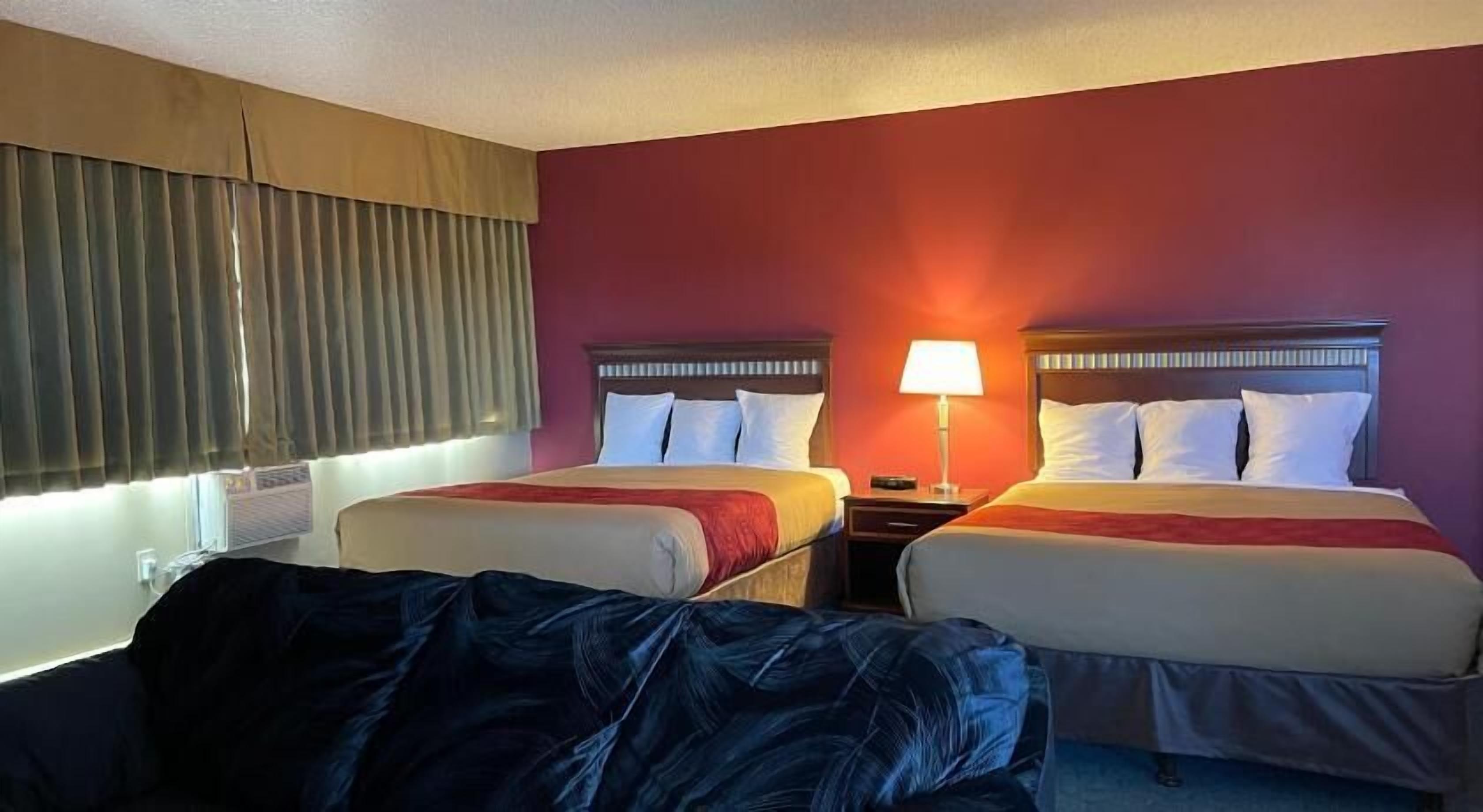 Schreibtisch, laptopgeeigneter Arbeitsplatz, Verdunkelungsvorhänge