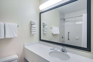 Combined shower/tub, deep soaking tub, towels