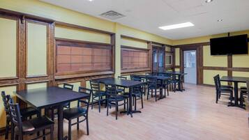 Free daily English breakfast