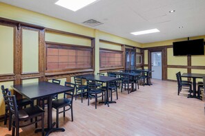 Free daily English breakfast 