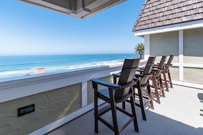 Nálægt ströndinni, sólhlífar, strandhandklæði