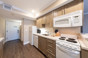 Suite, 2 chambres, non-fumeurs, coin cuisine | Cuisine privée | Réfrigérateur, cafetière/bouilloire, grille-pain, congélateur