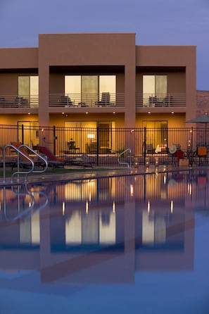 Chambre luxueuse, 1 très grand lit, foyer | Vue sur le complexe