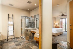 Free toiletries, hair dryer, bathrobes, towels - Red Mountain Resort (Ivins)