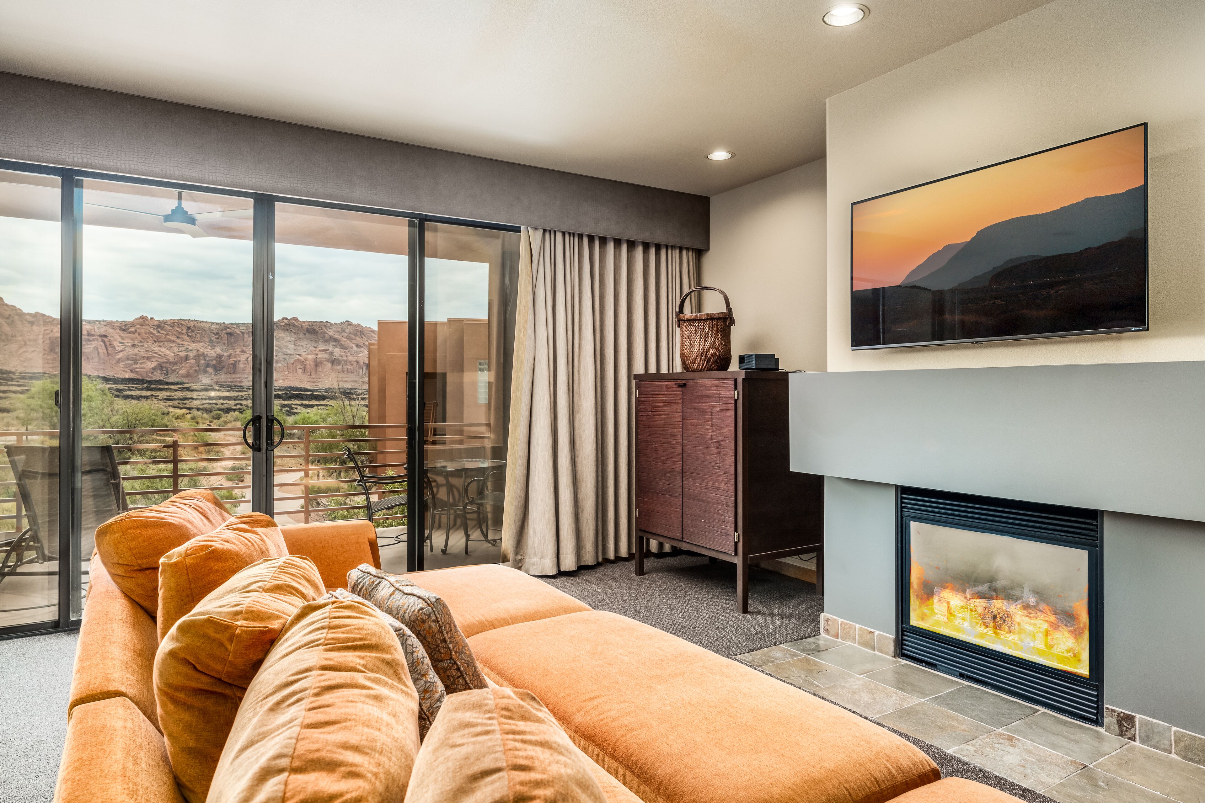 Biệt thự, 1 giường cỡ king (Suite) | Khu phòng khách | Smart TV 55-inch có truyền hình cáp, TV 