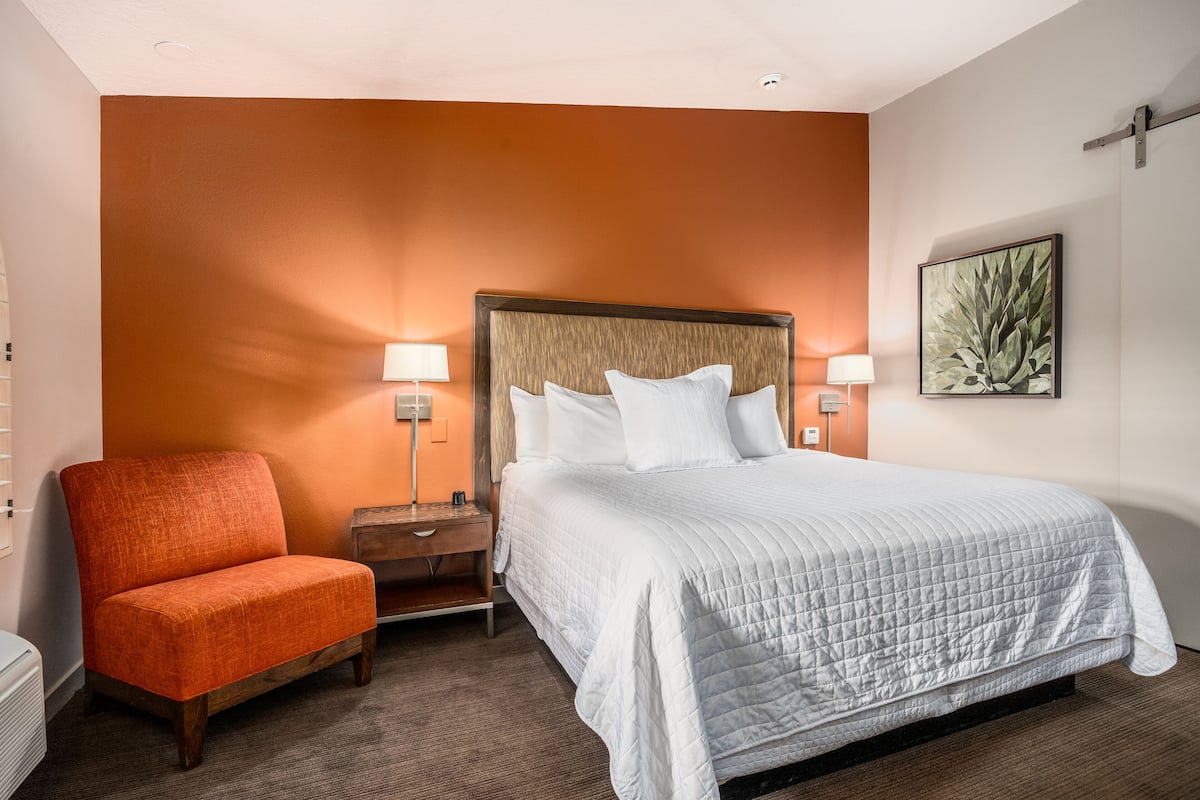 Premium bedding, in-room safe, desk, laptop workspace