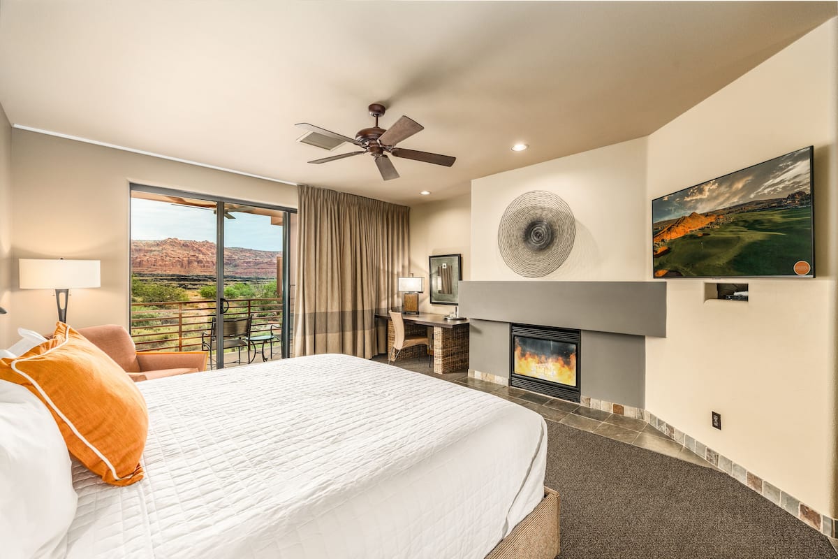 premium bedding, in-room safe, desk, laptop workspace