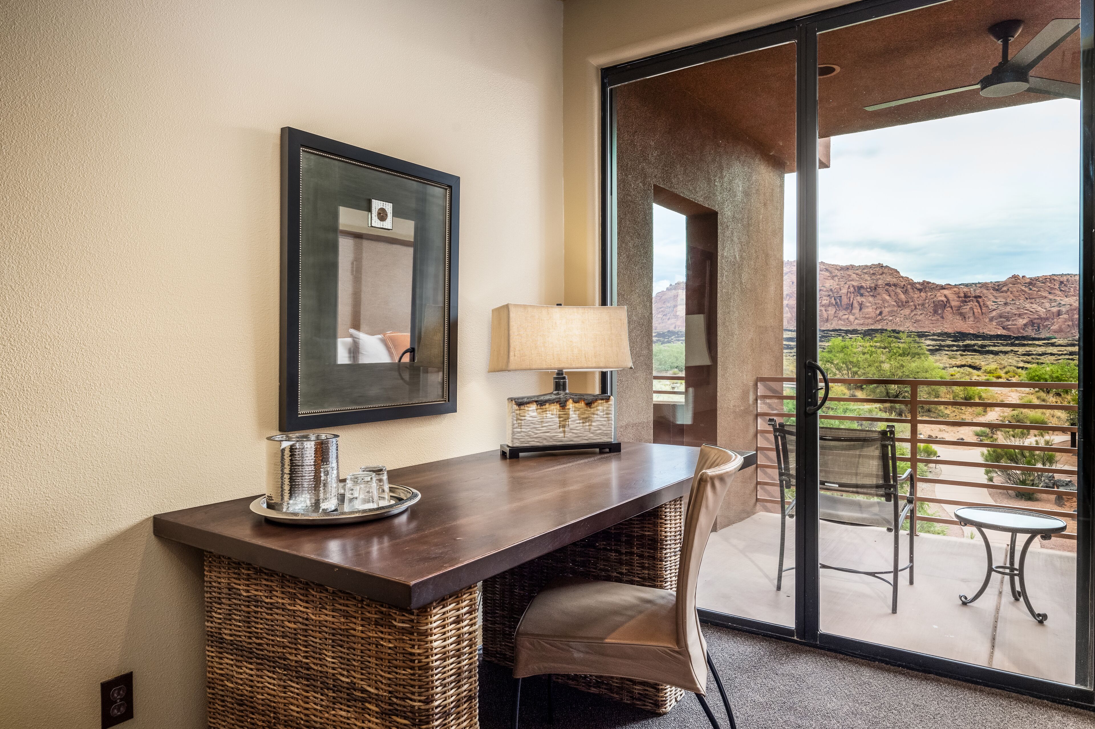 Ropa de cama de alta calidad, caja fuerte, escritorio