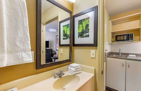 Baño. Extended Stay America Select Suites - Chesapeake - Churchland Blvd.