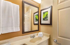 Bañera con ducha, artículos de tocador gratuitos, toallas