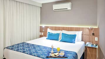 Suíte estúdio executiva | Roupas de cama antialérgicas, frigobar, cofres nos quartos, escrivaninha