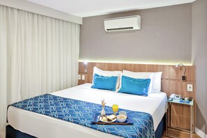 Executive studio suite | Hypoallergeen beddengoed, een minibar, een kluis op de kamer, een bureau