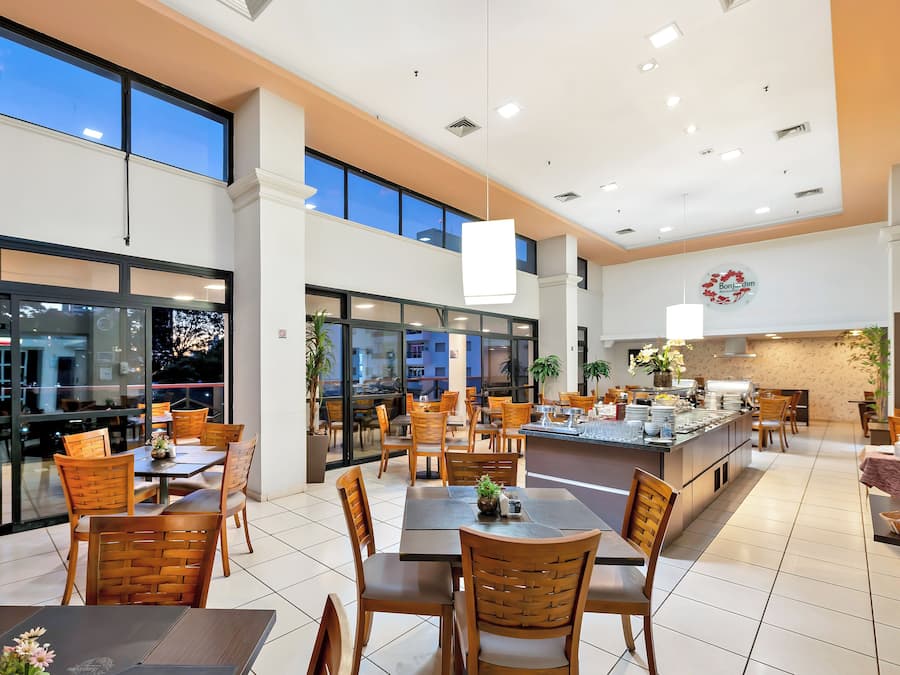 Café da manhã, almoço e jantar; culinária internacional