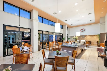 Breakfast, lunch, dinner served; international cuisine . Blue Tree Garden Bauru