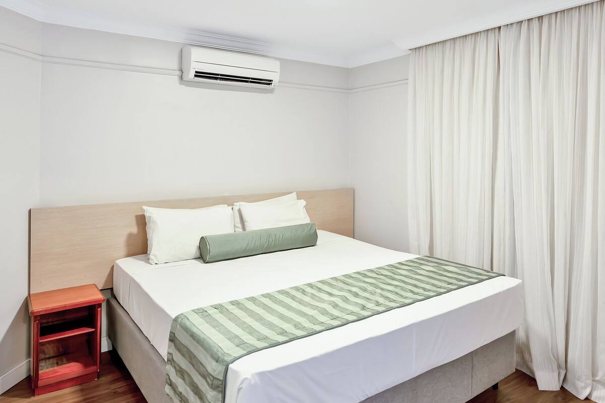 Ropa de cama hipoalergénica, minibar, caja fuerte y escritorio