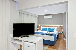 Executive Studio Suite | Hypo-allergenic bedding, minibar, in-room safe, desk