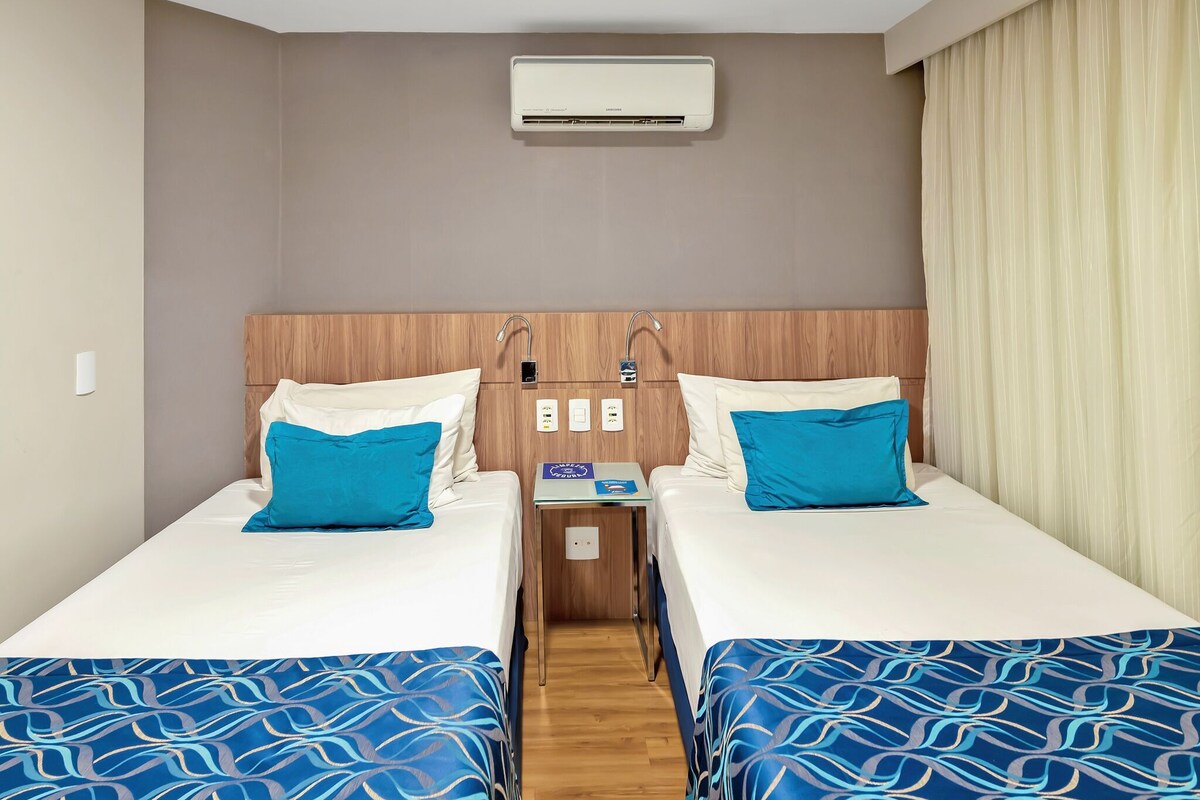Ropa de cama hipoalergénica, minibar, caja fuerte y escritorio