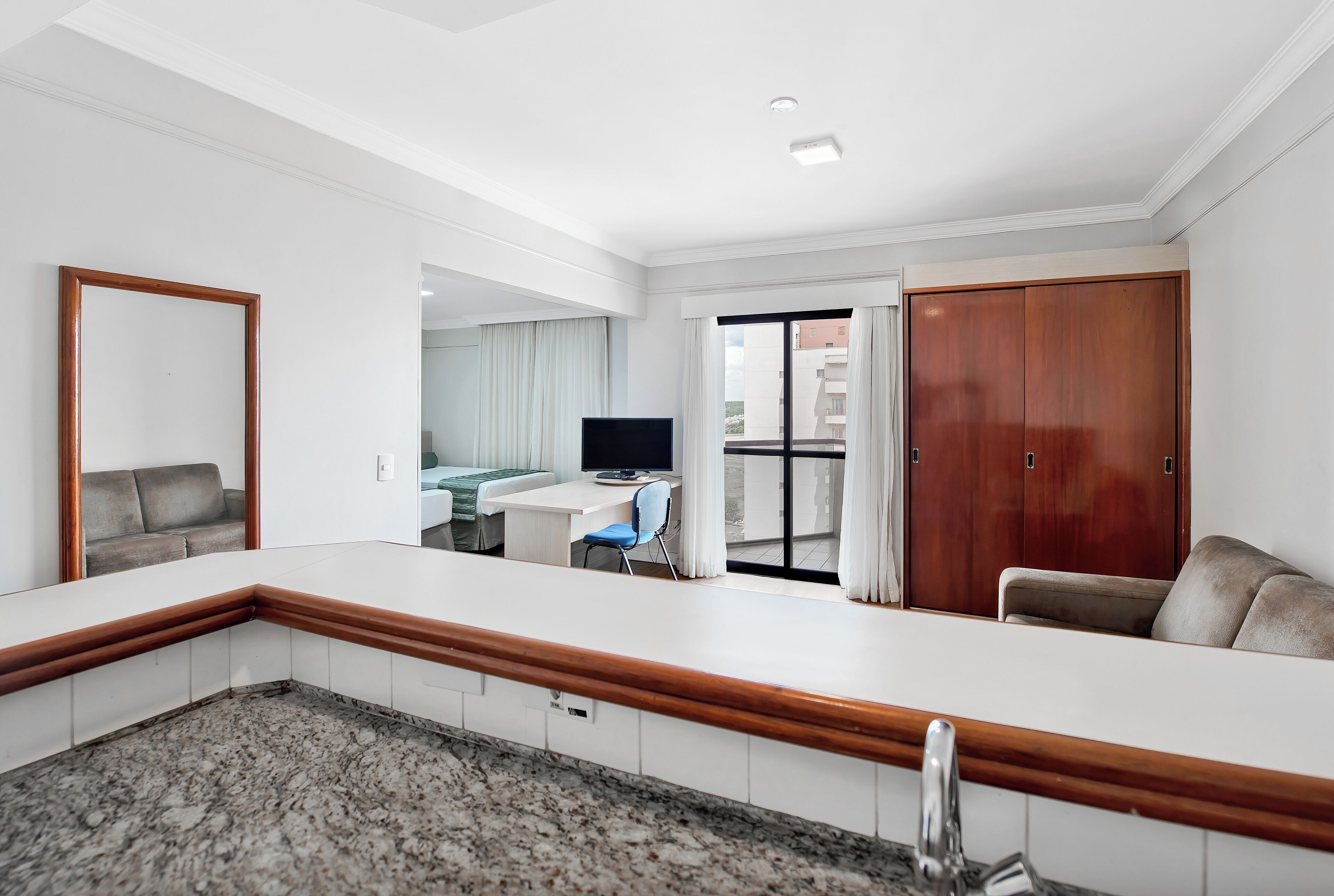 Allergitestet sengetøy, minibar, safe på rommet og skrivebord