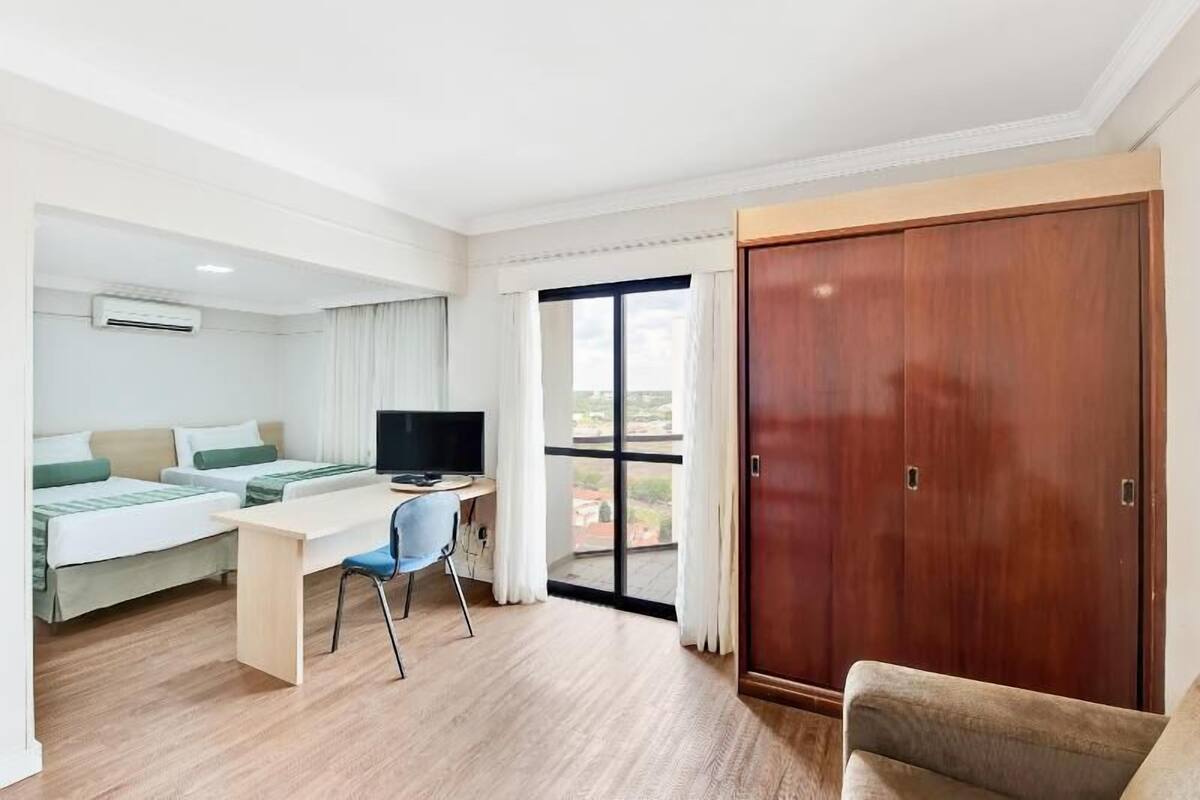 Ropa de cama hipoalergénica, minibar, caja fuerte y escritorio
