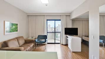 Ropa de cama hipoalergénica, minibar, caja fuerte y escritorio